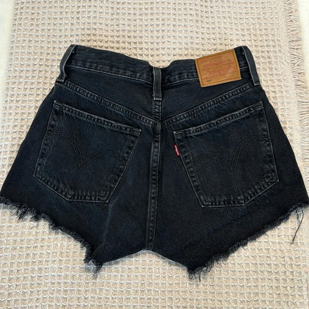 Levi’s 501 High Rise Original Fit Distressed Denim Jean Shorts Wise Up Black - Picture 13 of 16